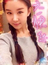 组图：众星晒童年萌照庆儿童节 自幼星范儿足