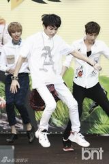 组图：韩星为粉丝烤香蕉 黑乎乎似茄子