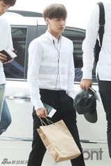 组图：EXO亮相机场 灿烈白衬衫似高中生