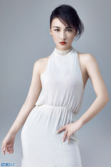 组图：郑亦桐曝冷艳写真 静态美展御姐范儿