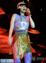 组图：水果姐凯蒂-佩里开唱 造型百变雷装频现