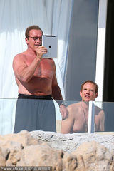 组图：施瓦辛格悠闲叼雪茄 赤膊秀胸肌玩自拍