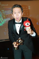 组图：邓超代孙俪领奖后台搞怪耍宝闹不停