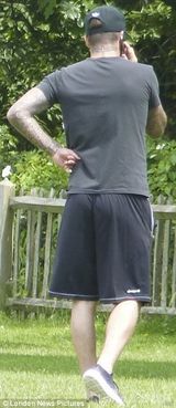 组图：小贝变全职奶爸 独自带小七公园遛弯儿