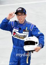 组图：《无限挑战》成员参加韩国赛车比赛