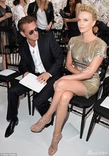 组图：比美！艾玛回眸浅笑章子怡开怀大笑