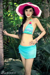 组图：张虹一显傲人身姿 夏日清凉写真曝光