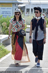 组图：郝蕾现身威尼斯机场 民族风裤裙显臃肿