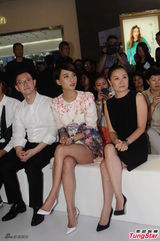 组图：王珞丹热裤秀美腿防走光 遭邻座男偷瞄