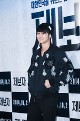 独家：金汎助阵《举报者》 戴小帽羞涩微笑