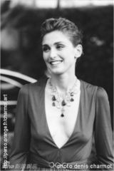 组图：41岁女星偷情法国总统 昔日裸照流出