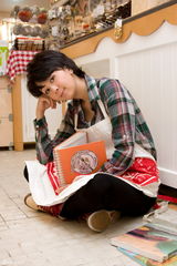 幻灯图：王一楠最新厨房写真 开心主妇不改俏皮本色