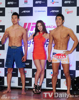 组图：韩星姜艺彬亮相搏击赛出征式 绷带装秀性感