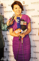 组图：闫妮诠释普罗旺斯风情 知性优雅解读时尚