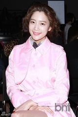 组图：SJ金希澈Clara等参加时装周时尚个性