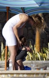 高清组图：卡梅隆-迪亚兹日光浴秀半老性感身材