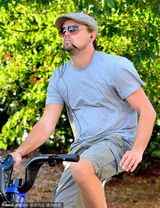 组图：莱昂纳多骑车咬耳线露痞范 满胡须显凸肚