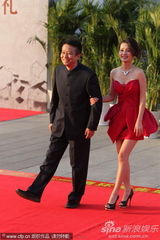 组图：《建党伟业》黄建新亮相 李沁超短红裙可爱