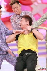 组图：郑伊健陈小春《无敌奖门人》录影玩游戏