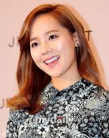 组图：李珉廷柳真人妻争艳 李秉宪娇妻大秀钻戒