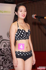 组图：亚姐泳装火辣秀胸 怪咖多女版王祖蓝现身