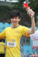 组图：林俊杰长跑四公里为四川灾区打气