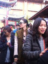 组图：王菲民族风装扮游丽江古镇素颜逛街