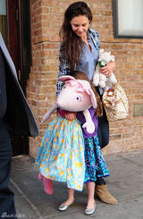 组图：6岁苏瑞可爱现身 花裙抢眼毛绒玩具不离身