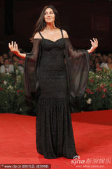 组图：《炎夏》发布会 贝鲁奇裹身黑裙秀玲珑曲线