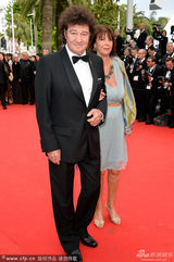 组图：歌手罗伯特-沙勒布瓦携妻亮相演绎黄昏恋