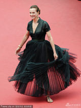 组图：戛纳Day5图片精选 美腿林立难敌妖风肆虐