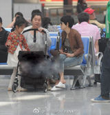 组图：马伊琍携父母出游缺文章 小女儿曝光