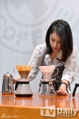 组图：T-ara智妍腼腆羞涩 亲手煮咖啡回馈歌迷