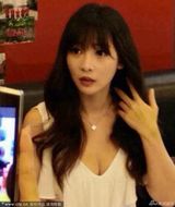 组图：柳岩低胸装性感 当快递员为大学生送货