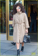 组图：Gaga头顶“方便面”驾临 怀抱爱犬不忍放