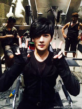 组图：杨洋荧屏形象帅气 根红苗正练舞蹈出身