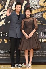 组图：《秘密之门》发布会 韩石圭等低调亮相