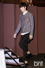 组图：《坏家伙》朴海镇穿洞洞衣宣传新剧