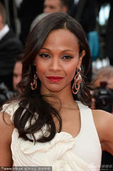 组图：佐伊-索尔达娜现身红毯 白裙披发美艳