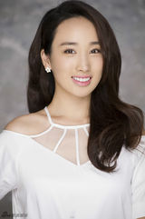 组图：李艳白色系写真 笑容灿烂明艳照人