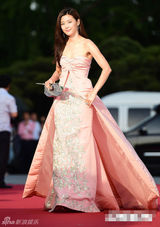 组图：全智贤百想低胸绣花粉裙唯美 金秀贤呆萌