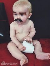 组图：充话费送的！萌宝被父母画粗眉秒变囧娃