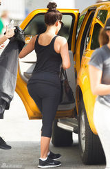 组图：金-卡戴珊穿性感蕾丝裙 与粉丝亲密合影