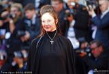 组图：威尼斯开幕红毯 女星安德丽亚着黑色长裙
