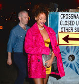 组图：蕾哈娜盛装看秀却耍大牌迟到 改道用餐