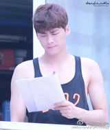 组图：《盗墓笔记》路透 李易峰穿西装帅气逼人