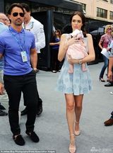 组图：F1太子女抱爱女挺车赛 卷福帅气现身观战