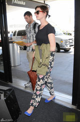 组图：海瑟薇便装赶飞机 扎小辫碎花裤显清爽