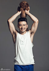 组图：杨烁硬汉型男变全能汪爸 与萌宠嬉戏