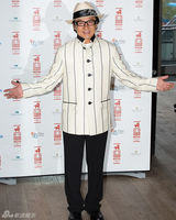 组图：60岁成龙戴礼帽现身英国 见粉丝兴奋挥手